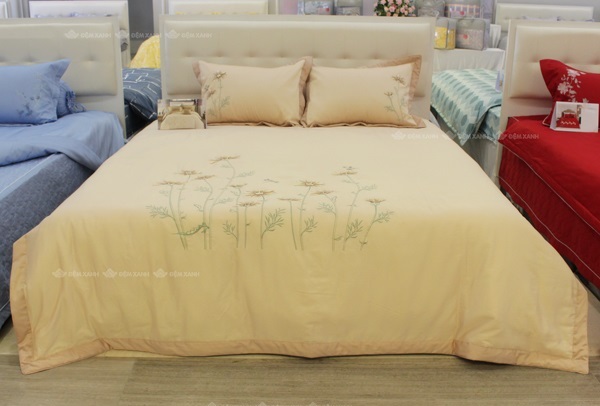 Chăn ga gối màu vàng kem giúp xua tan cảm giác lạnh lẽo của mùa đông