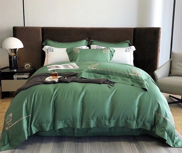 Chăn ga gối màu xanh rêu giúp biến không gian trở nên trầm ấm