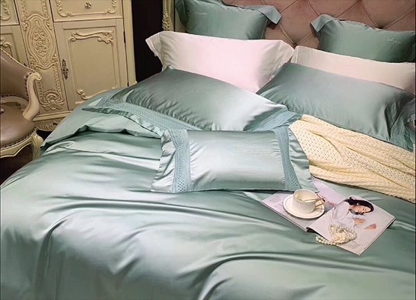 Chăn ga gối vải lụa nổi bật nhờ sự mềm mại, bóng mượt và sang trọng