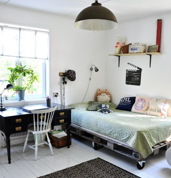 Giường pallet có lắp bánh xe