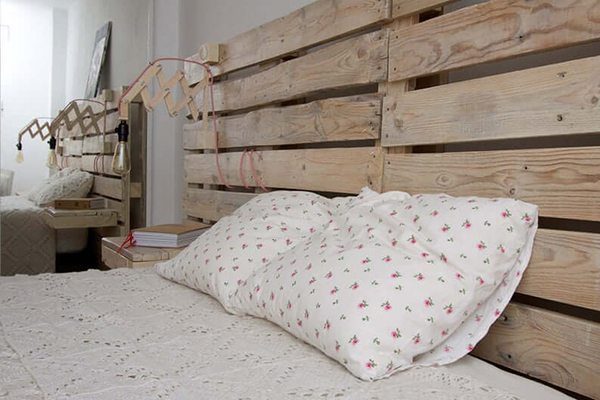 Giường pallet kết hợp đèn gỗ