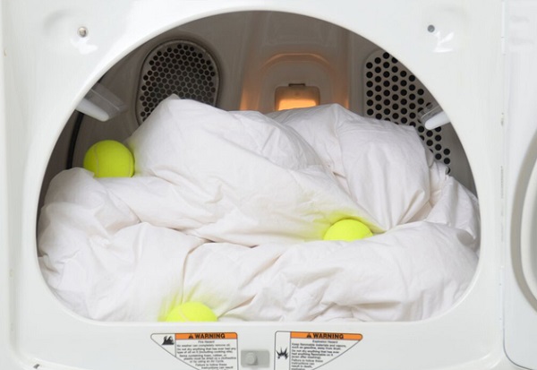 Sấy khô chăn nhanh chóng bằng máy sấy quần áo