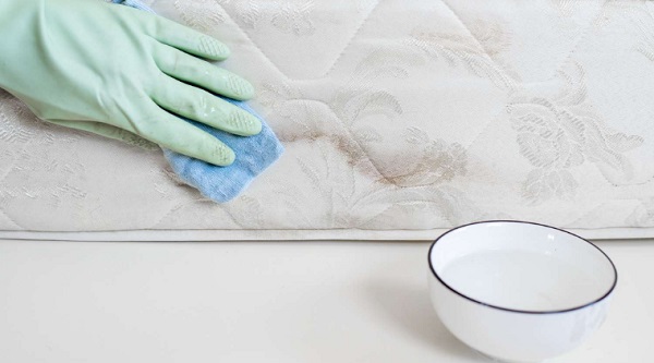 Giấm ăn vừa giúp tẩy mốc, vừa khử mùi trên chăn ga gối đệm
