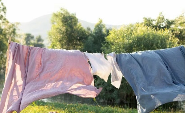 Phơi ga giường ở nơi thoáng mát giúp hạn chế tình trạng ga giường co rút