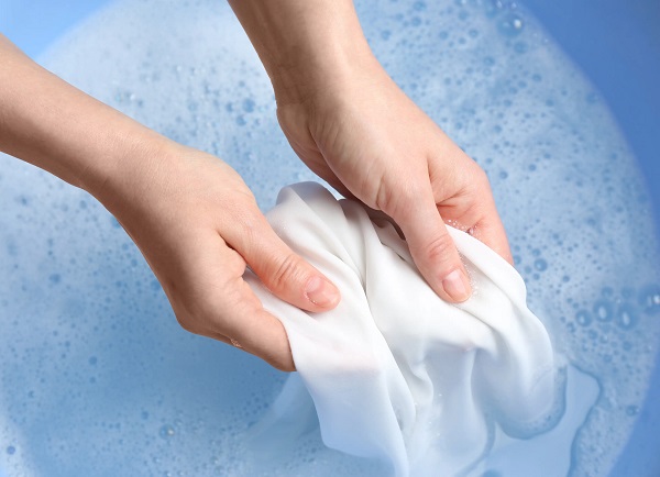 Ngâm ga giường trong hỗn hợp nước và dầu xả khoảng 15–20 phút