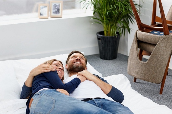 Có nên trải đệm dưới sàn nhà không? Đánh giá ưu nhược điểm