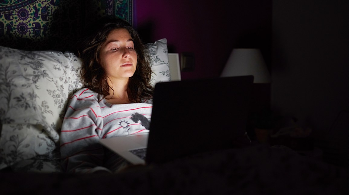 Trả thù khức khuya - Xu hướng độc hại xuất phát từ cuộc sống bận rộn