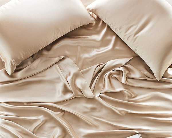 5 tuyệt chiêu hô biến chăn ga gối lụa bị nhăn trở nên phẳng phiu chỉ sau vài phút