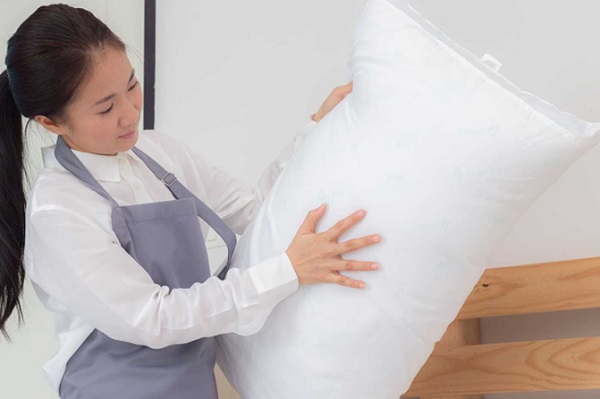 Tuyệt chiêu xử lý gối bị xẹp trở nên căng phồng như mới siêu dễ